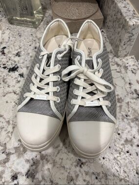 J Slides Gray and White Low-Top Sneakers